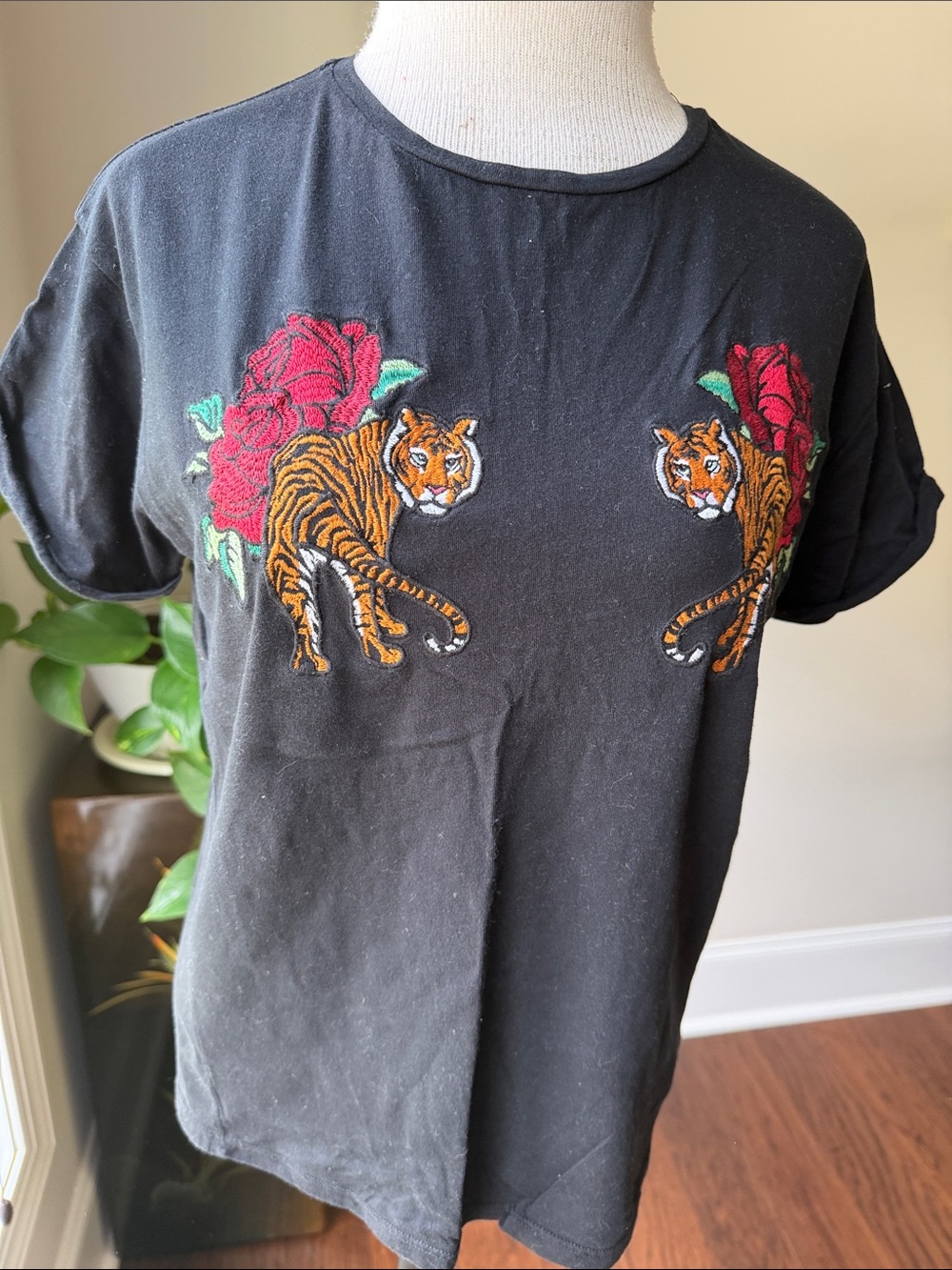 Pull&Bear Black Tee with Embroidered Tigers and Red Roses